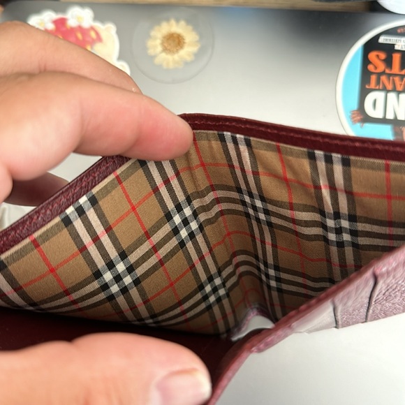 Burberry vintage wallet literally no damage or anything. - Picture 3 of 4